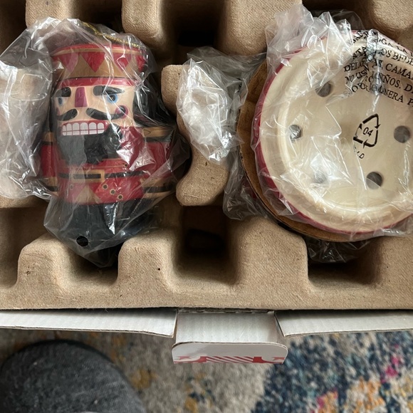**RESERVED** Scentsy 2014 Limited Edition Nutcracker Warmer w/Ornament - Picture 3 of 13